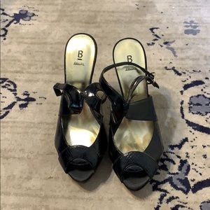 Black and gold heel with front design